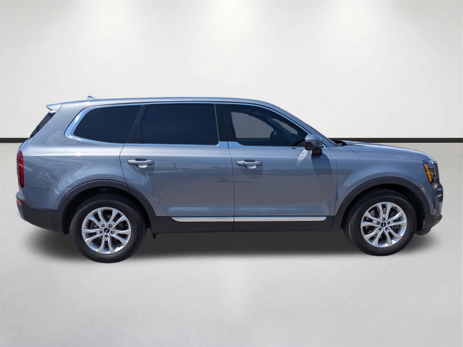 Used 2022 Kia Telluride LX image 3
