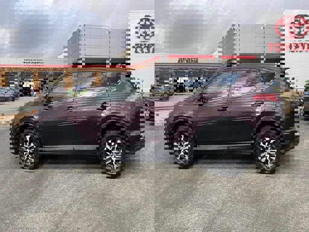 Used 2018 Toyota RAV4 LE image 8
