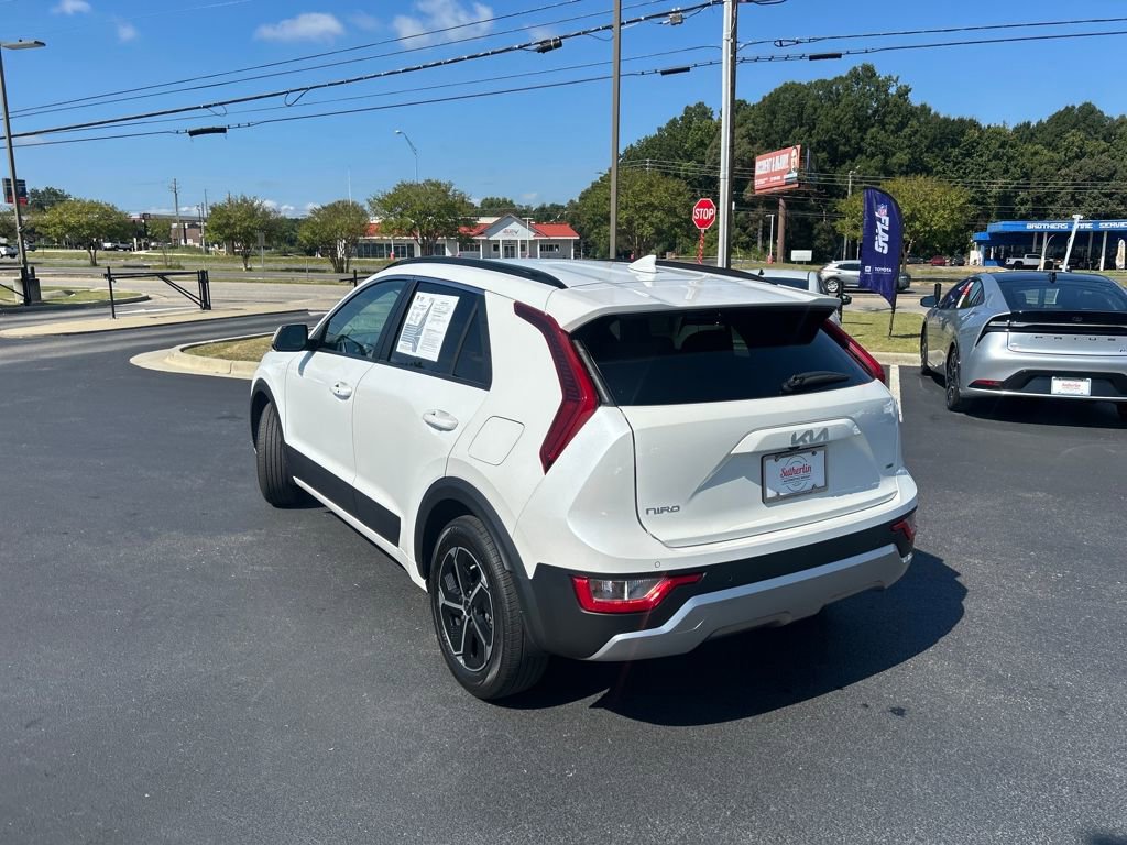 Used 2023 Kia Niro EX image 3