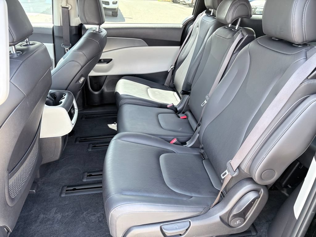 Used 2024 Kia Carnival LX FWD image 8