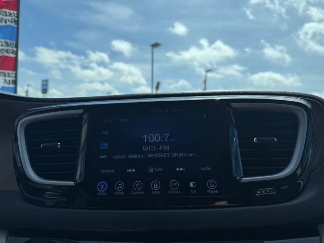 Used 2017 Chrysler Pacifica Touring-L FWD image 23