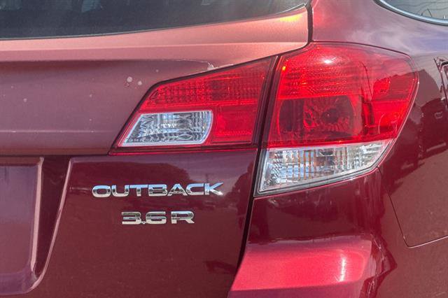 Used 2012 Subaru Outback 3.6R Limited w/ Moonroof Pkg AWD/4WD image 32