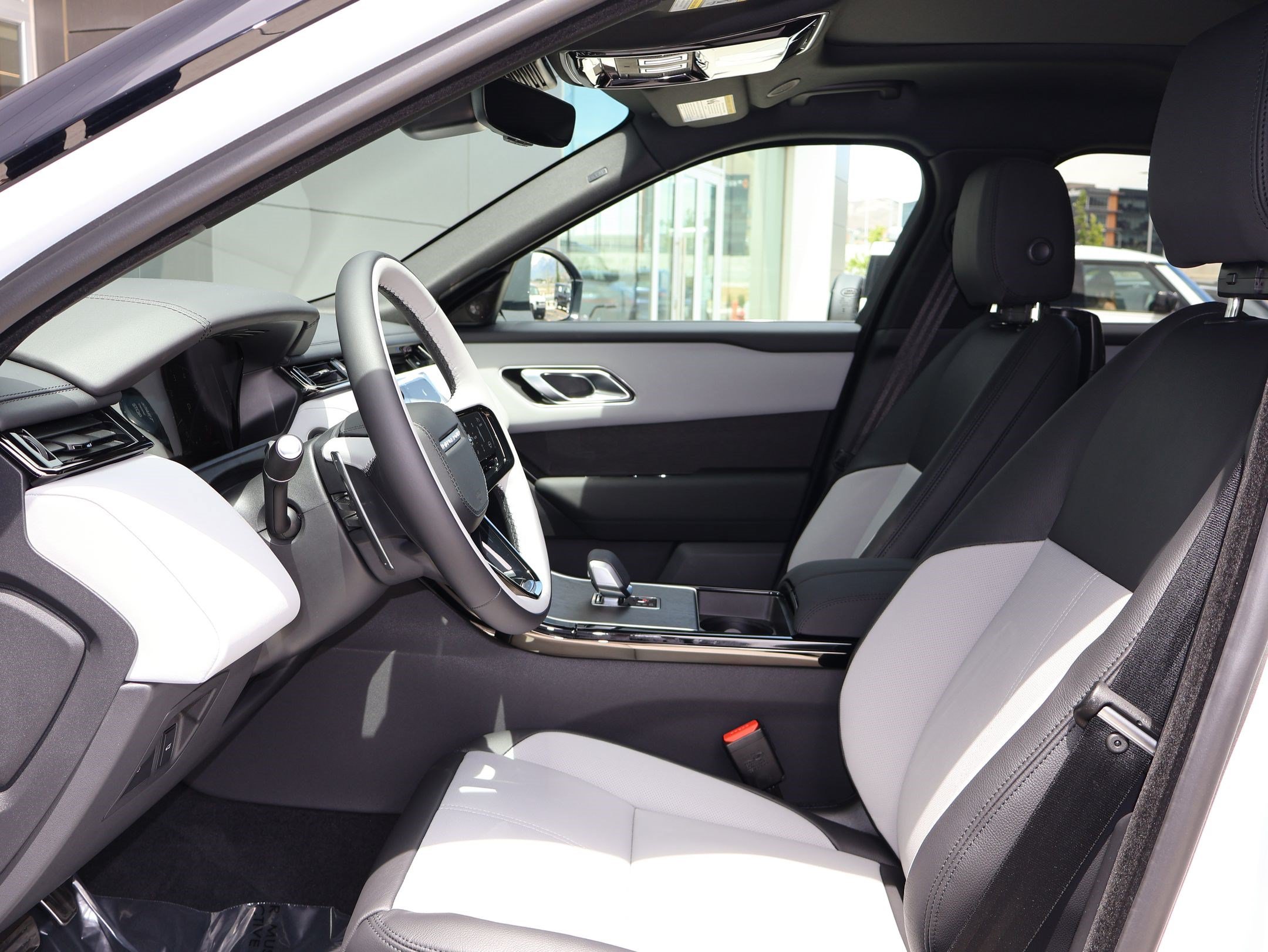 New 2026 Land Rover Range Rover Velar Dynamic SE AWD/4WD image 17