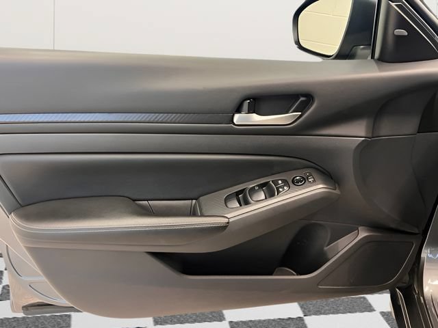 Used 2025 Nissan Altima 2.5 SV FWD image 13