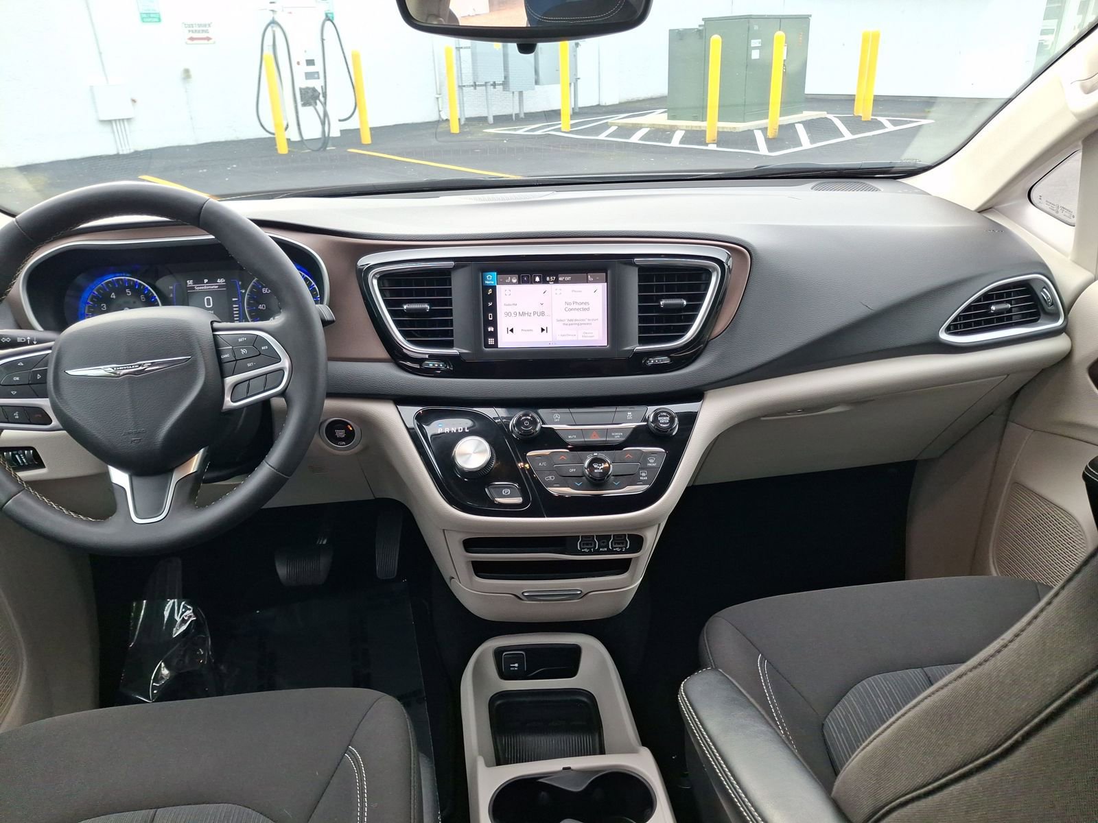 Used 2024 Chrysler Voyager LX image 9