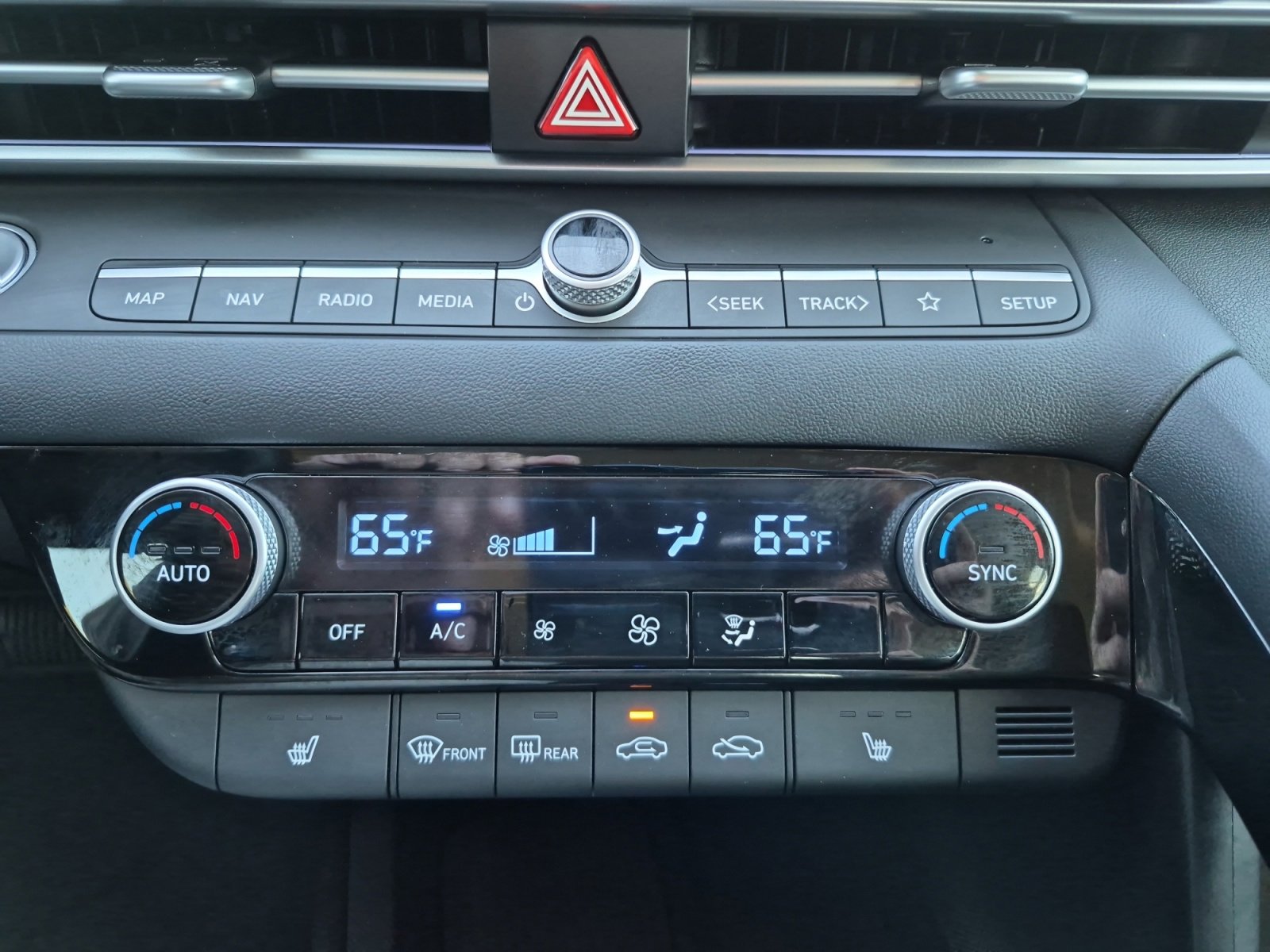 Used 2025 Hyundai Elantra SEL image 18