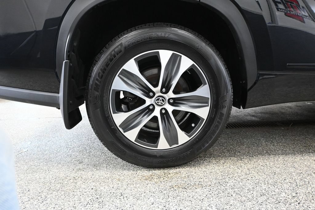 Used 2023 Toyota Highlander XLE AWD/4WD image 13