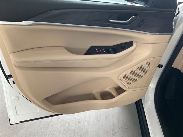 Used 2023 Jeep Grand Cherokee Limited image 5
