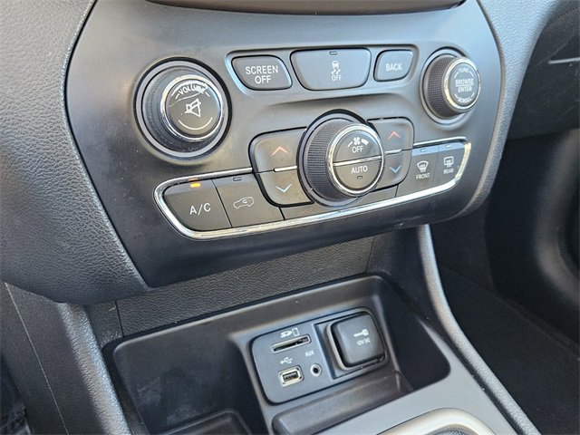 Used 2017 Jeep Cherokee Latitude w/ Comfort/Convenience Group image 17