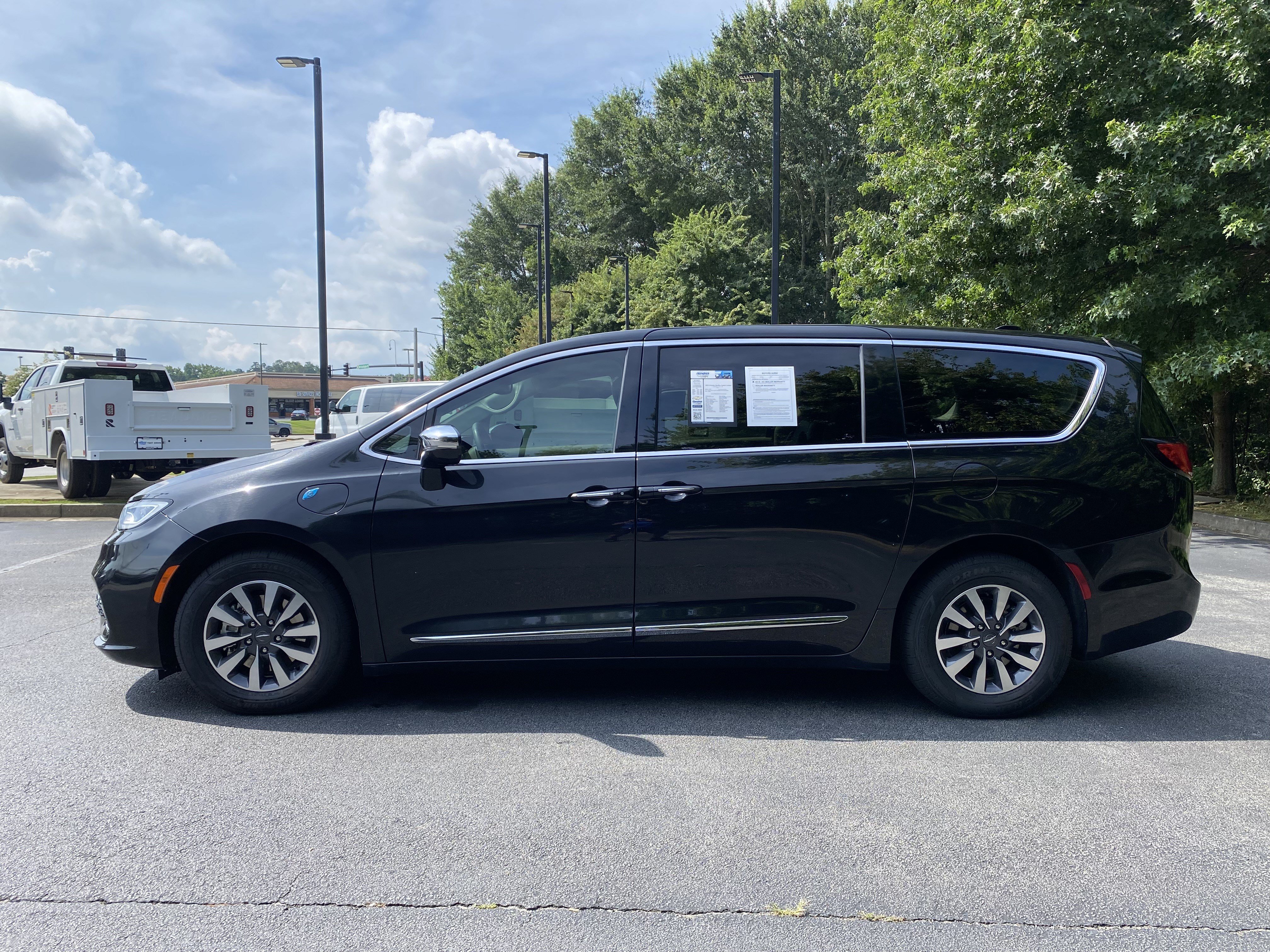 Used 2023 Chrysler Pacifica Limited FWD image 6