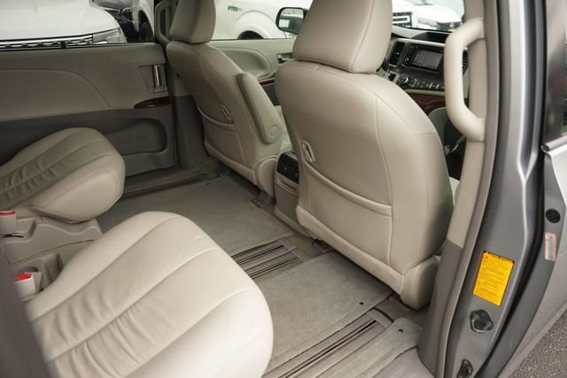 Used 2013 Toyota Sienna XLE w/ Entertainment Pkg FWD image 16