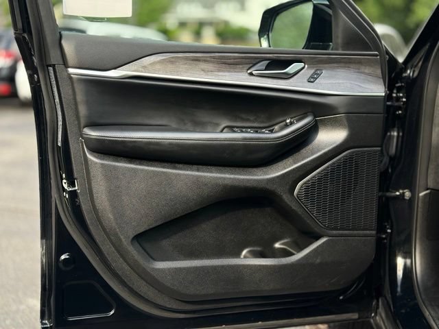 Used 2025 Jeep Grand Cherokee Limited AWD/4WD image 9