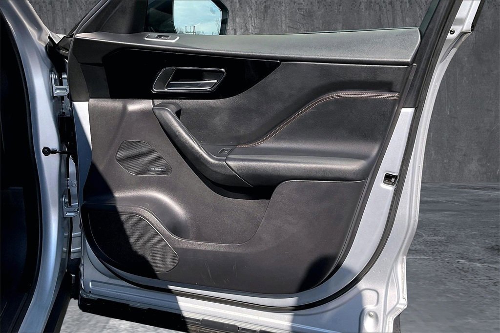 Used 2017 Jaguar F-PACE Prestige image 28