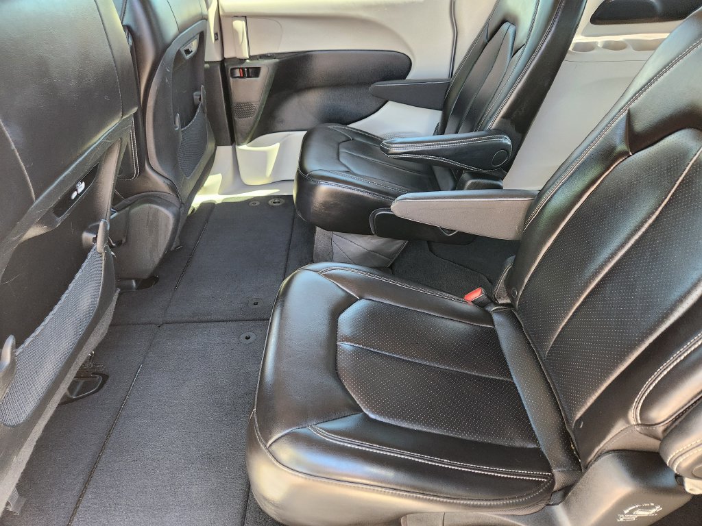 Used 2023 Chrysler Pacifica Touring-L FWD image 19