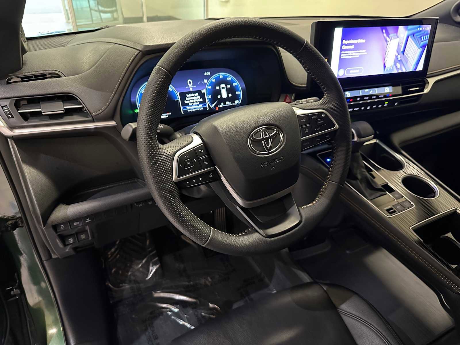 Certified 2025 Toyota Sienna XLE Woodland Edition image 2