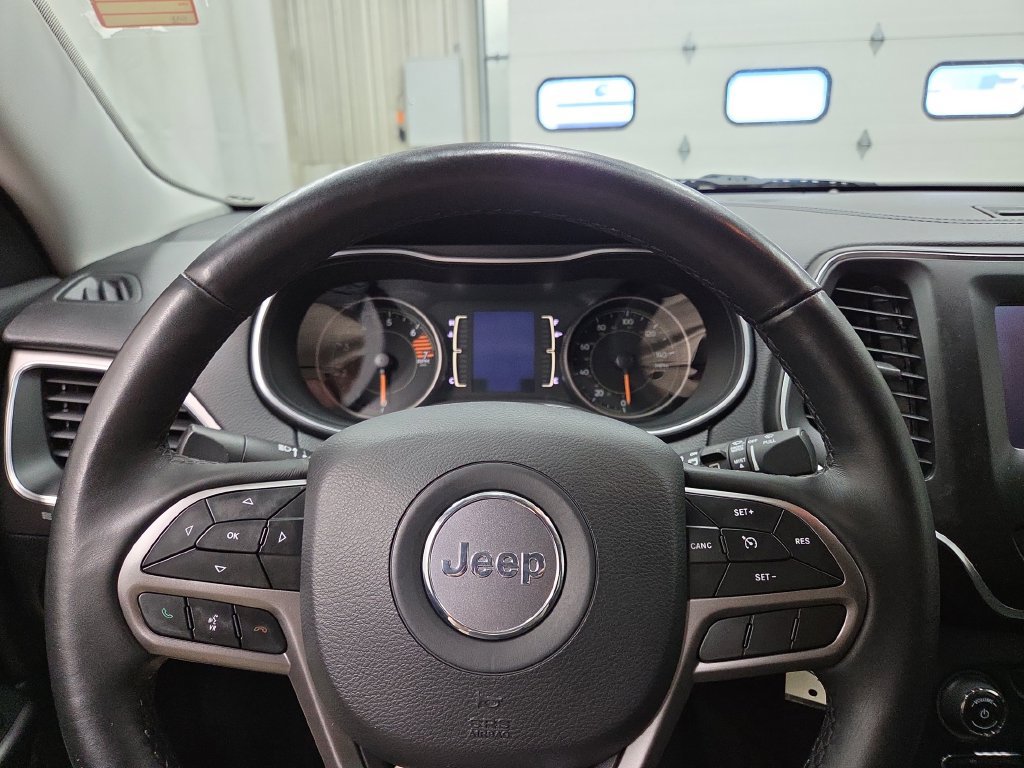 Used 2019 Jeep Cherokee Latitude w/ Cold Weather Group AWD/4WD image 21
