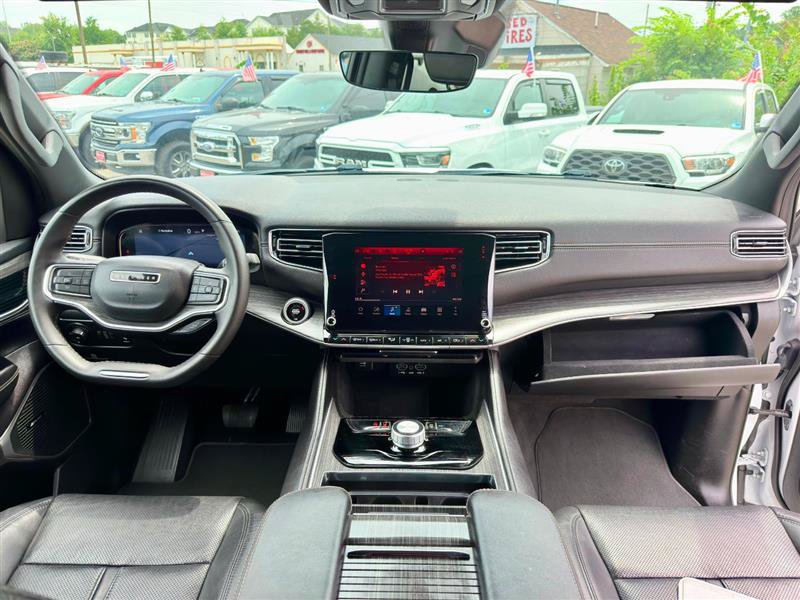 Used 2024 Jeep Wagoneer L Series II RWD image 30