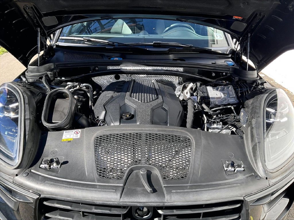 Certified 2023 Porsche Macan AWD/4WD image 15