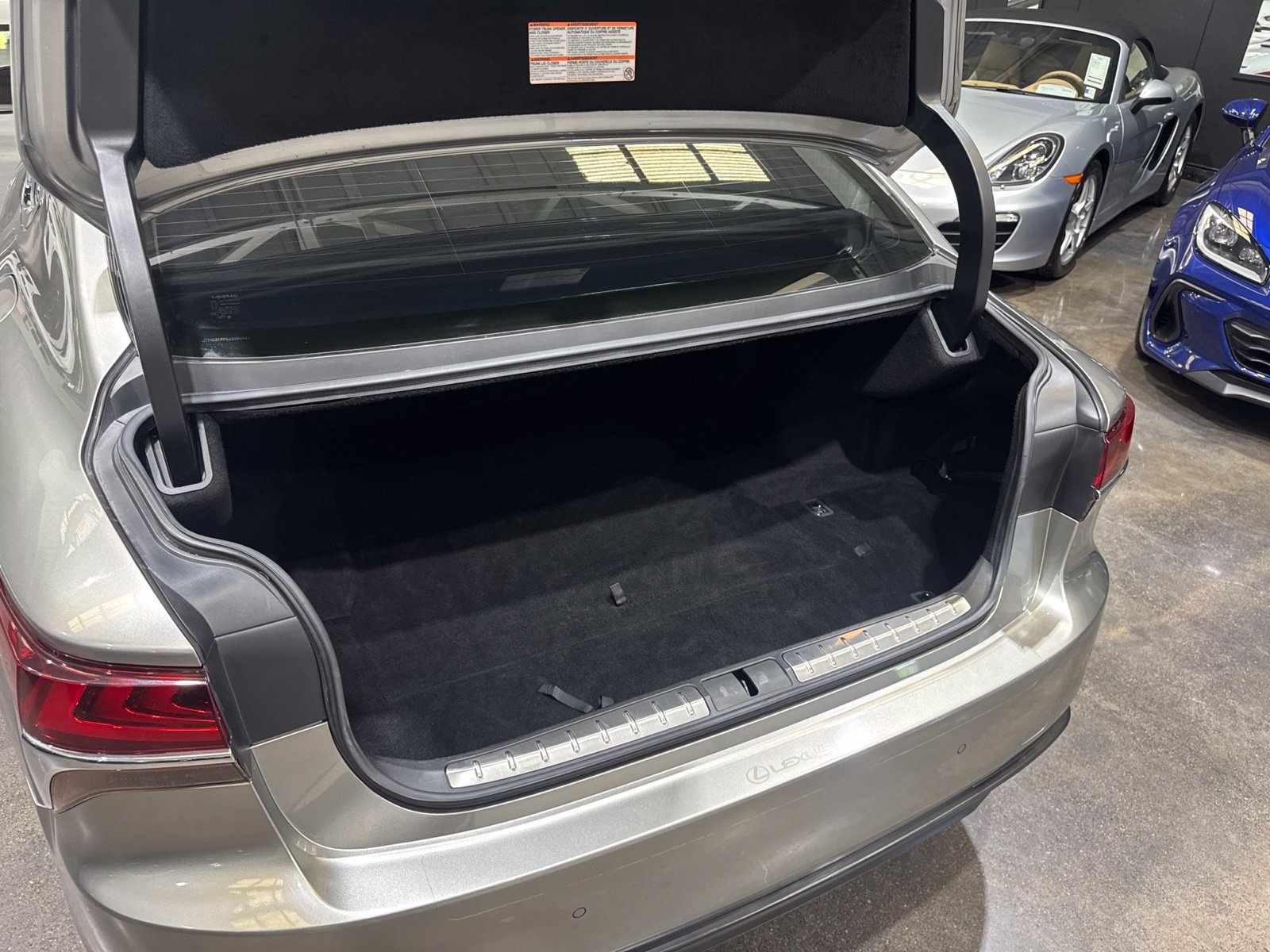 Used 2018 Lexus LS 500 w/ Accessory Package (Z2) RWD image 41