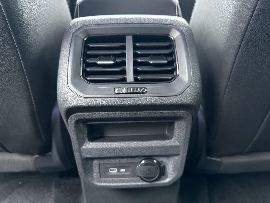 Used 2024 Volkswagen Tiguan SE AWD/4WD image 19