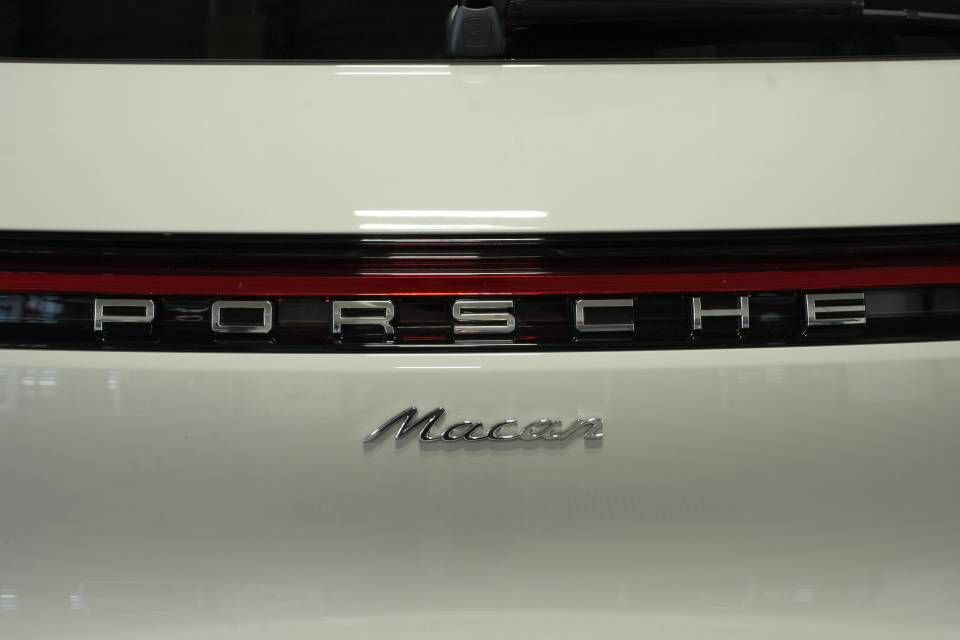 Certified 2026 Porsche Macan AWD/4WD image 38
