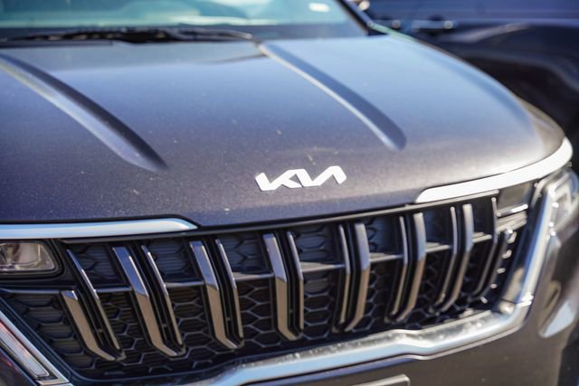 Certified 2024 Kia Carnival LX image 4