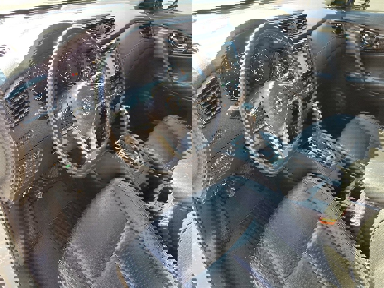 Used 2017 Nissan Rogue SL image 16