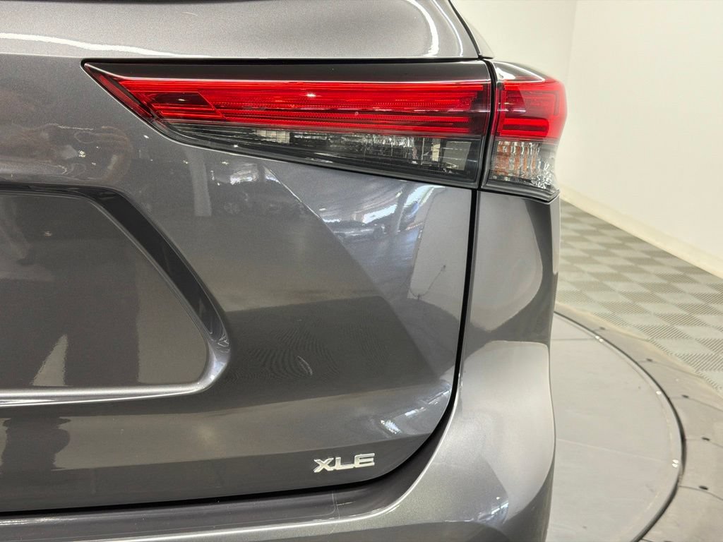 Used 2022 Toyota Highlander XLE FWD image 14