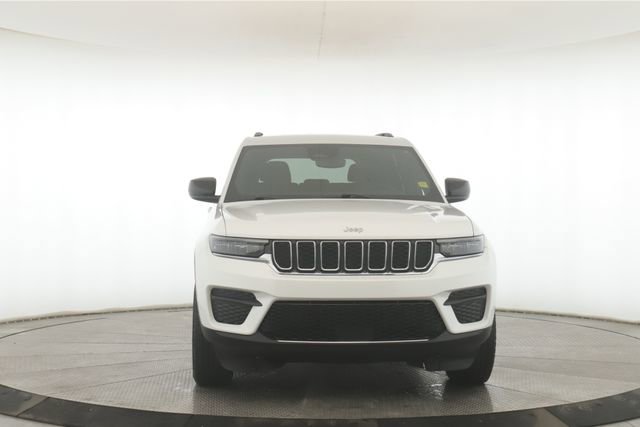 Used 2024 Jeep Grand Cherokee Laredo image 12