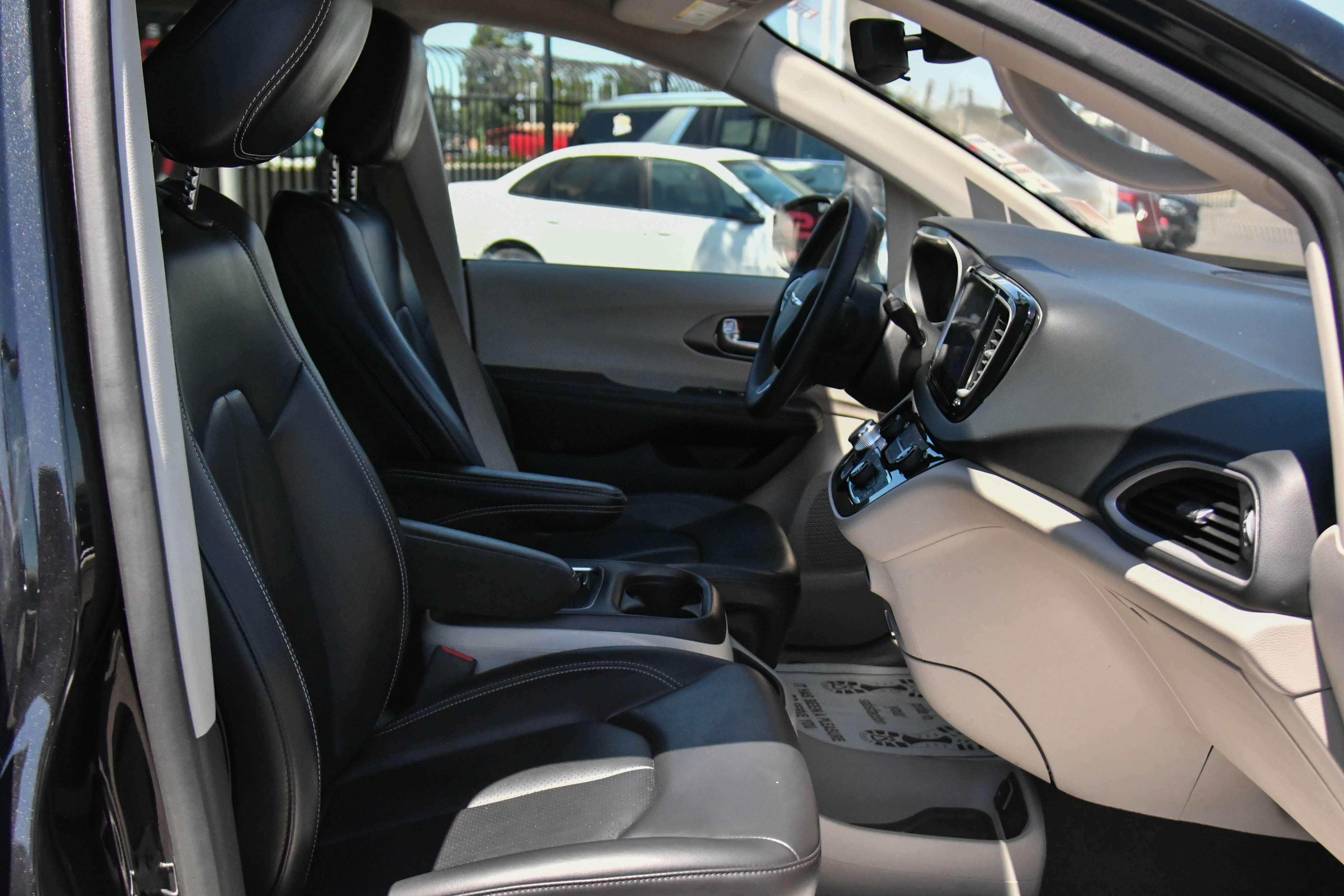Used 2023 Chrysler Pacifica Touring-L FWD image 51