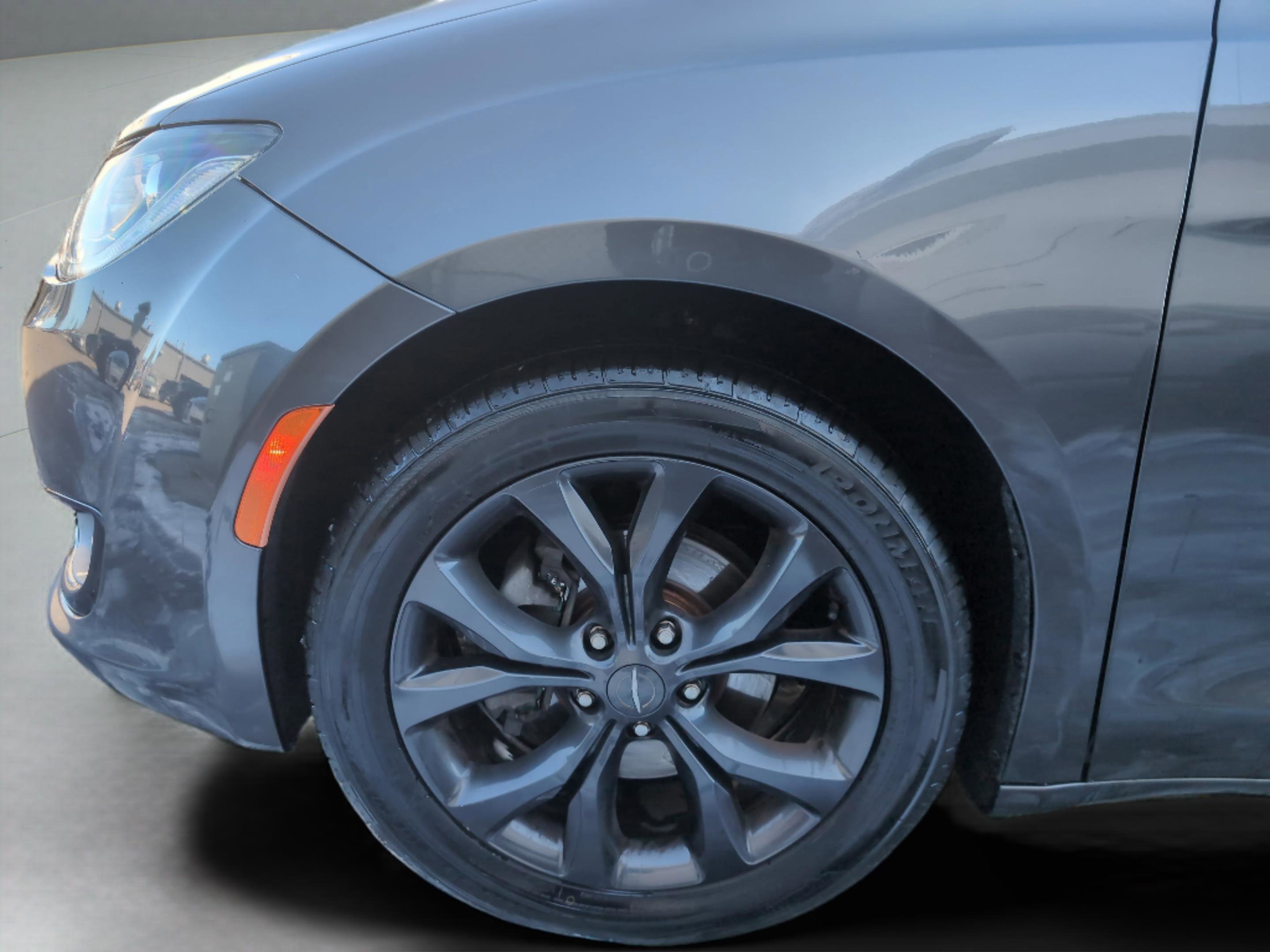 Used 2019 Chrysler Pacifica Limited w/ S Appearance Package image 14