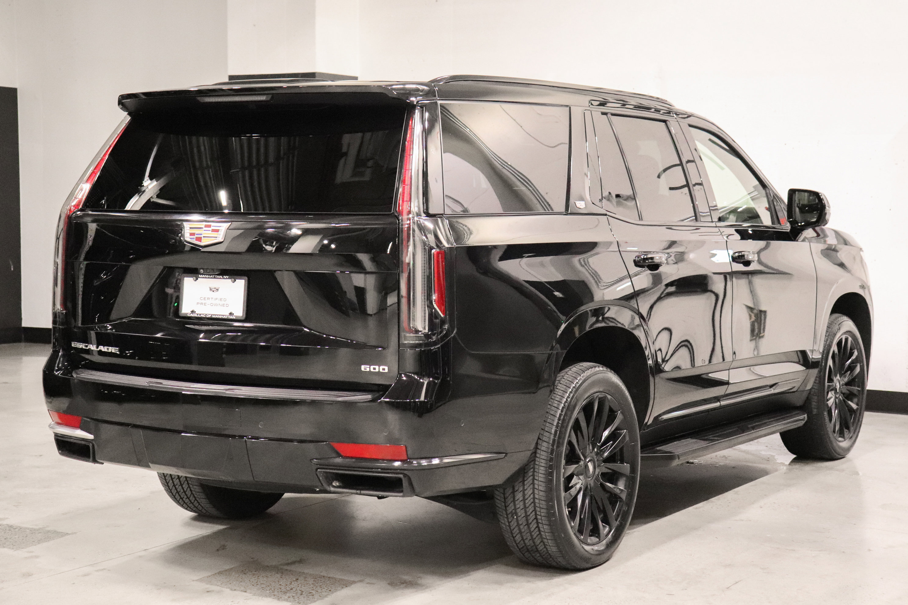 Used 2022 Cadillac Escalade Premium Luxury image 4
