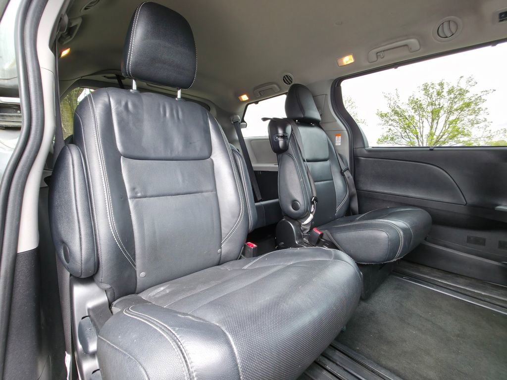 Used 2017 Toyota Sienna SE Premium image 19