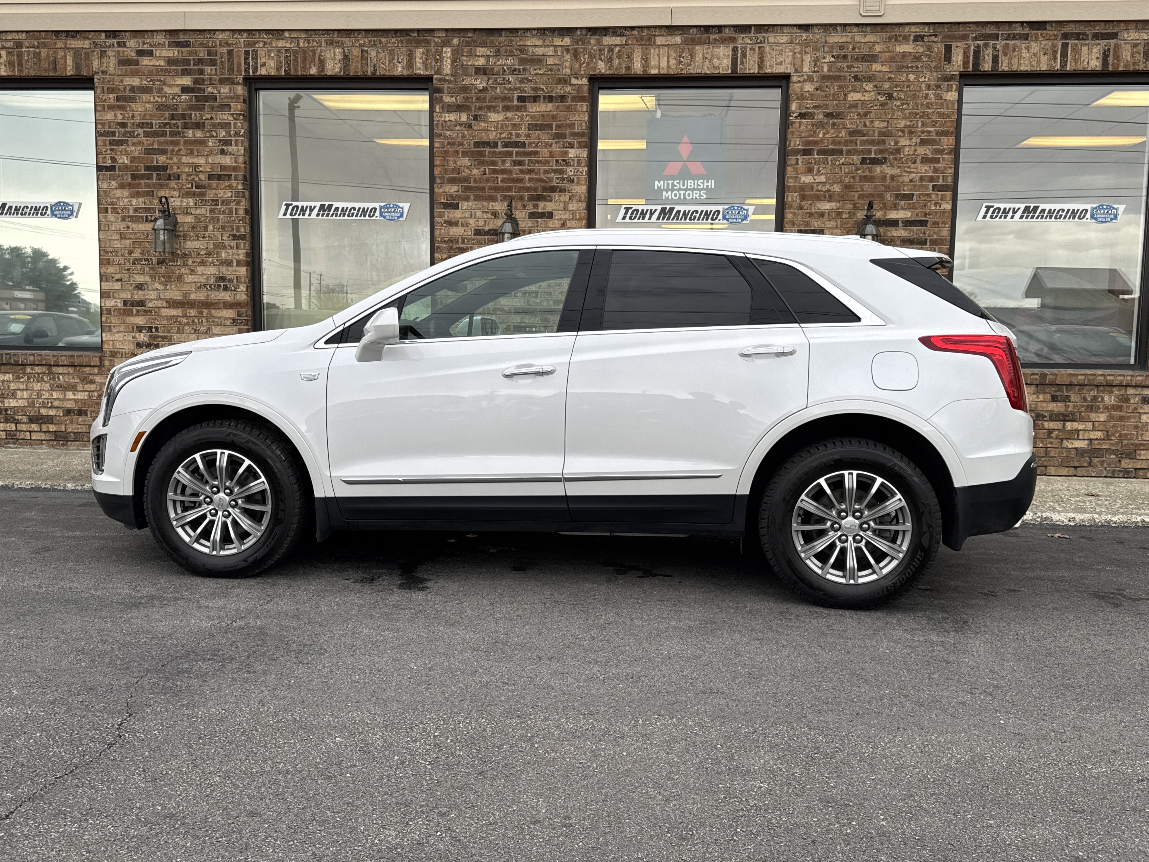 Used 2017 Cadillac XT5 Luxury w/ Driver Awareness Package AWD/4WD image 2