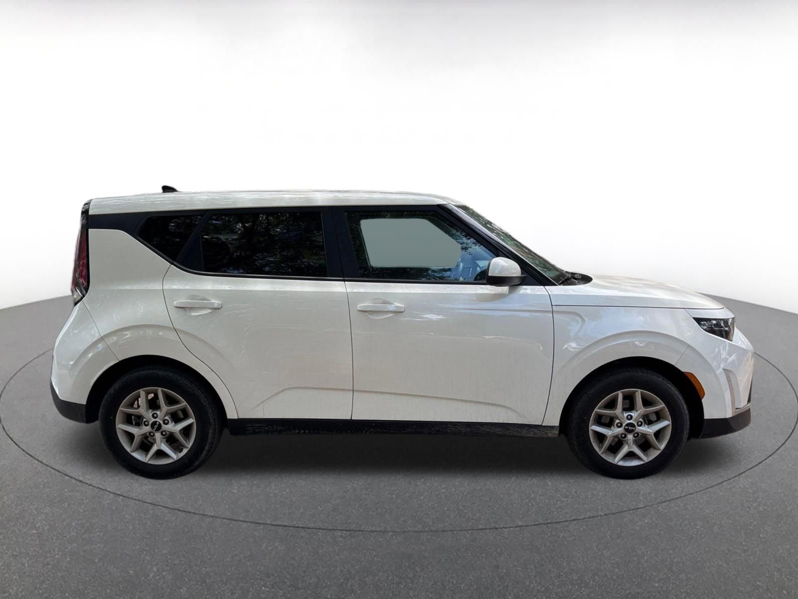 Used 2025 Kia Soul LX w/ LX Technology Package FWD image 8
