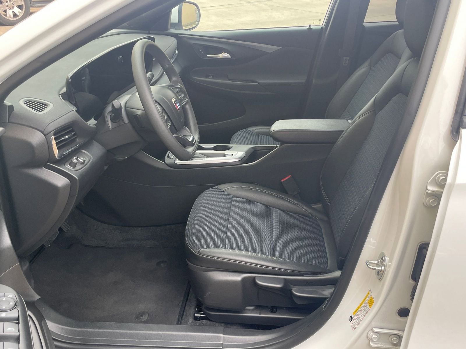 Used 2025 Buick Envista Preferred image 30