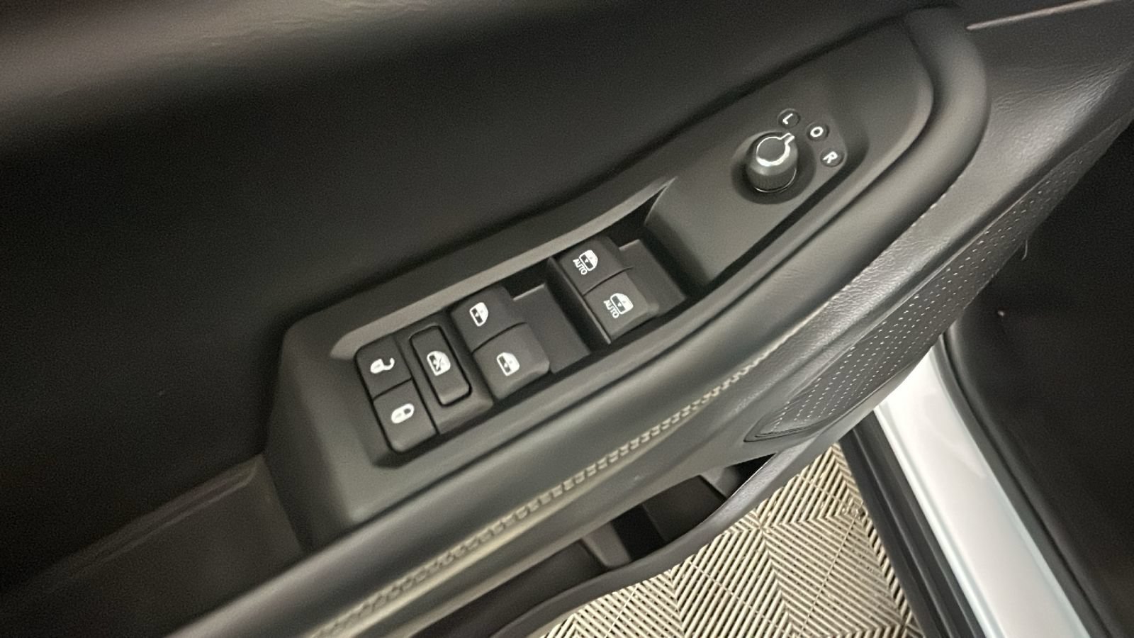 Used 2023 Jeep Grand Cherokee Limited AWD/4WD image 12