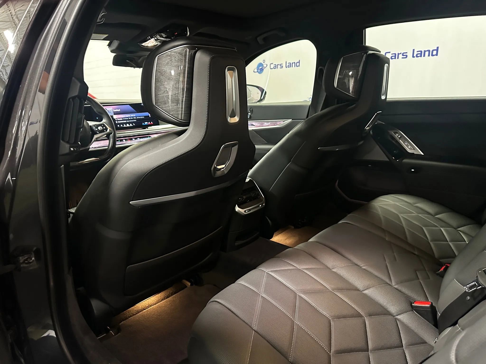 Used 2024 BMW i7 xDrive60 w/ Executive Package AWD/4WD image 15