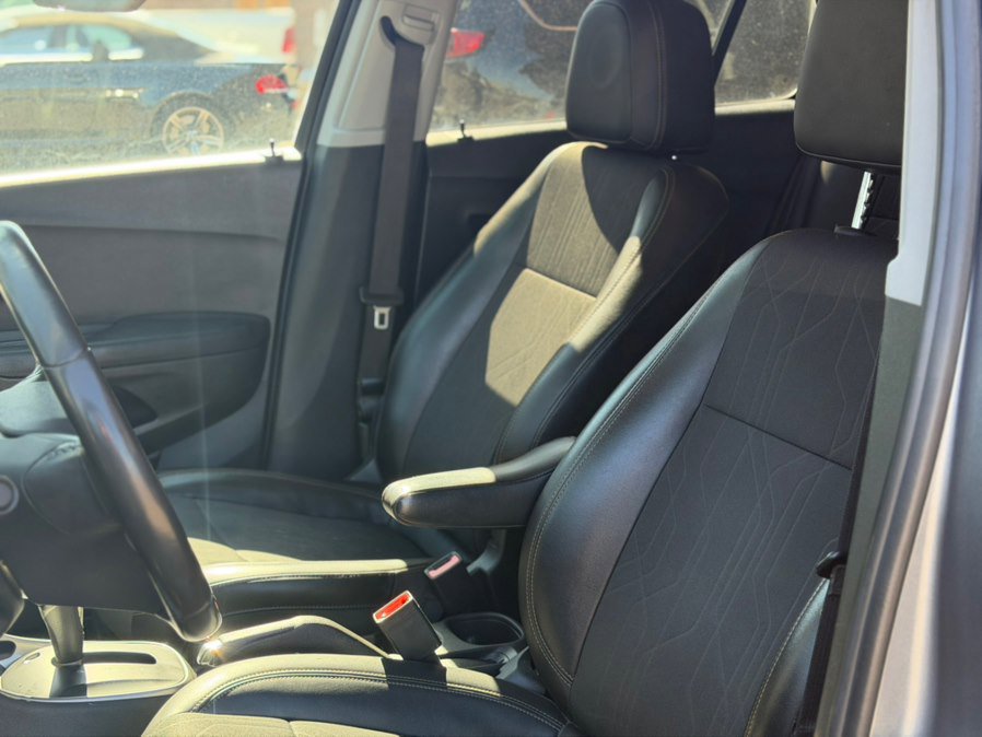 Used 2020 Chevrolet Trax LT w/ LT Convenience Package AWD/4WD image 9