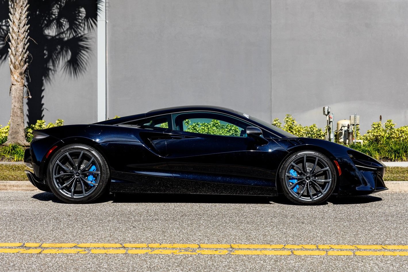 Used 2023 McLaren Artura RWD image 4