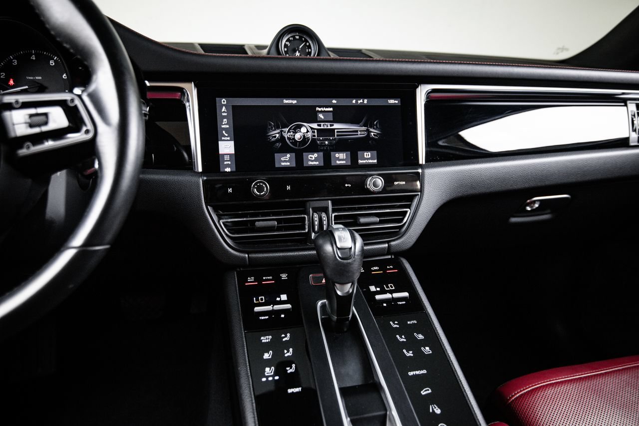 Certified 2023 Porsche Macan AWD/4WD image 19