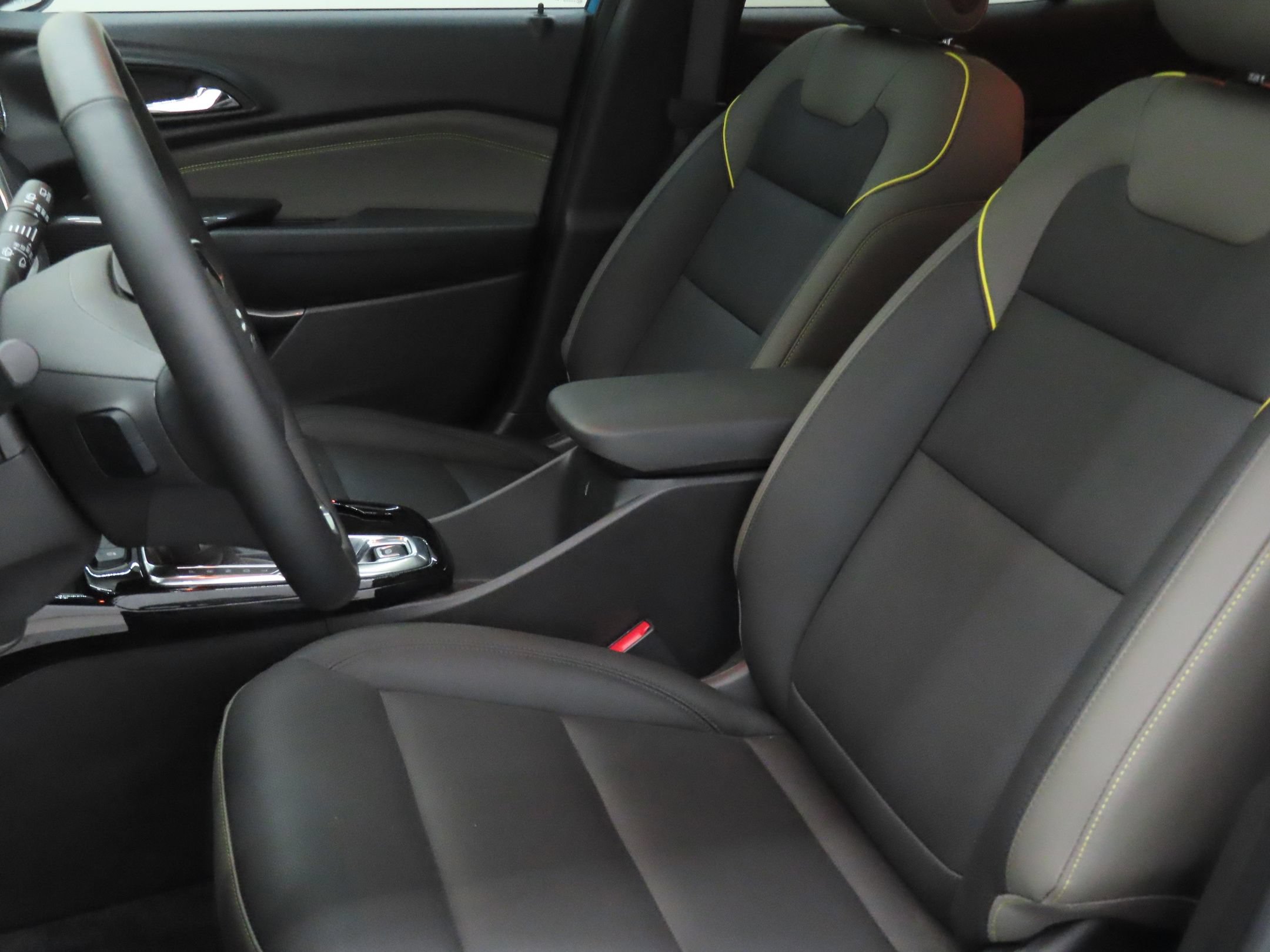 Used 2025 Chevrolet Trax ACTIV w/ Sunroof Package FWD image 11