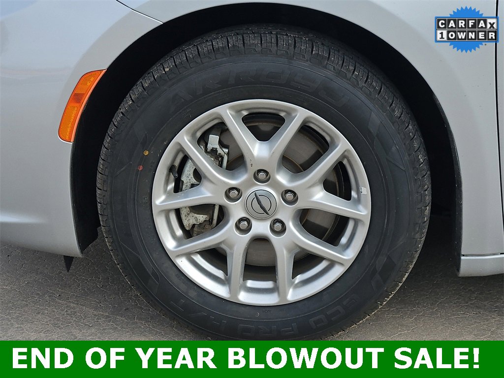 Used 2024 Chrysler Pacifica Touring-L image 9