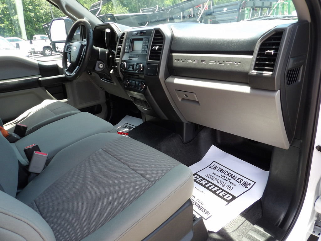 Used 2017 Ford F550 2WD Regular Cab Super Duty image 32