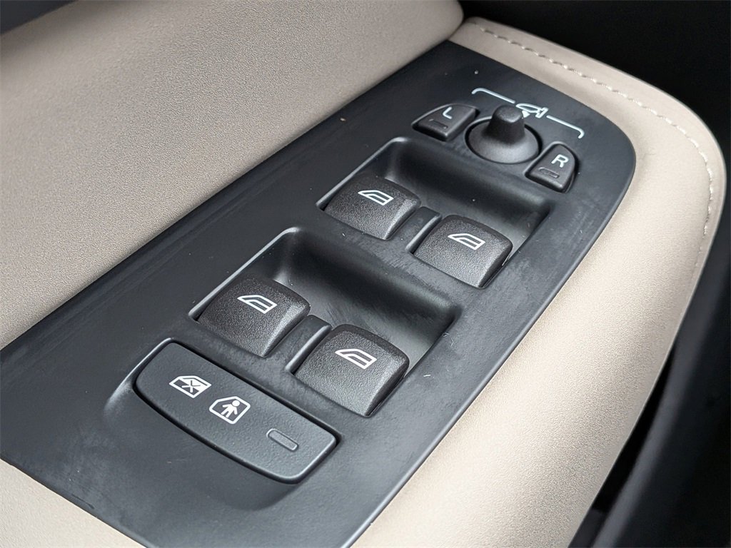 New 2026 Volvo XC60 B5 Plus w/ Protection Package Premier image 27