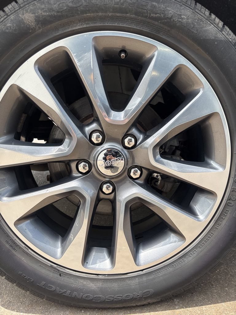 Used 2018 Jeep Grand Cherokee Overland w/ Interior Metal Package AWD/4WD image 11