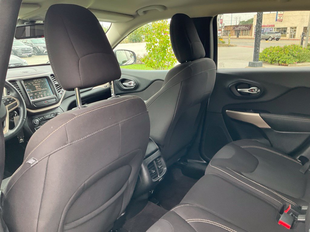 Used 2017 Jeep Cherokee Latitude w/ Cold Weather Group AWD/4WD image 13