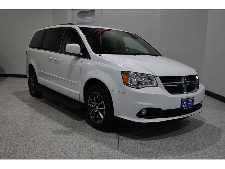 Used 2017 Dodge Grand Caravan SXT FWD image 3