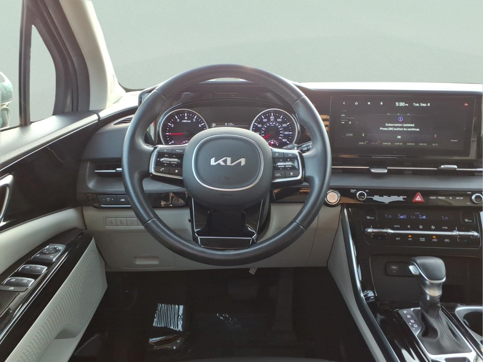 Used 2022 Kia Carnival EX FWD image 12