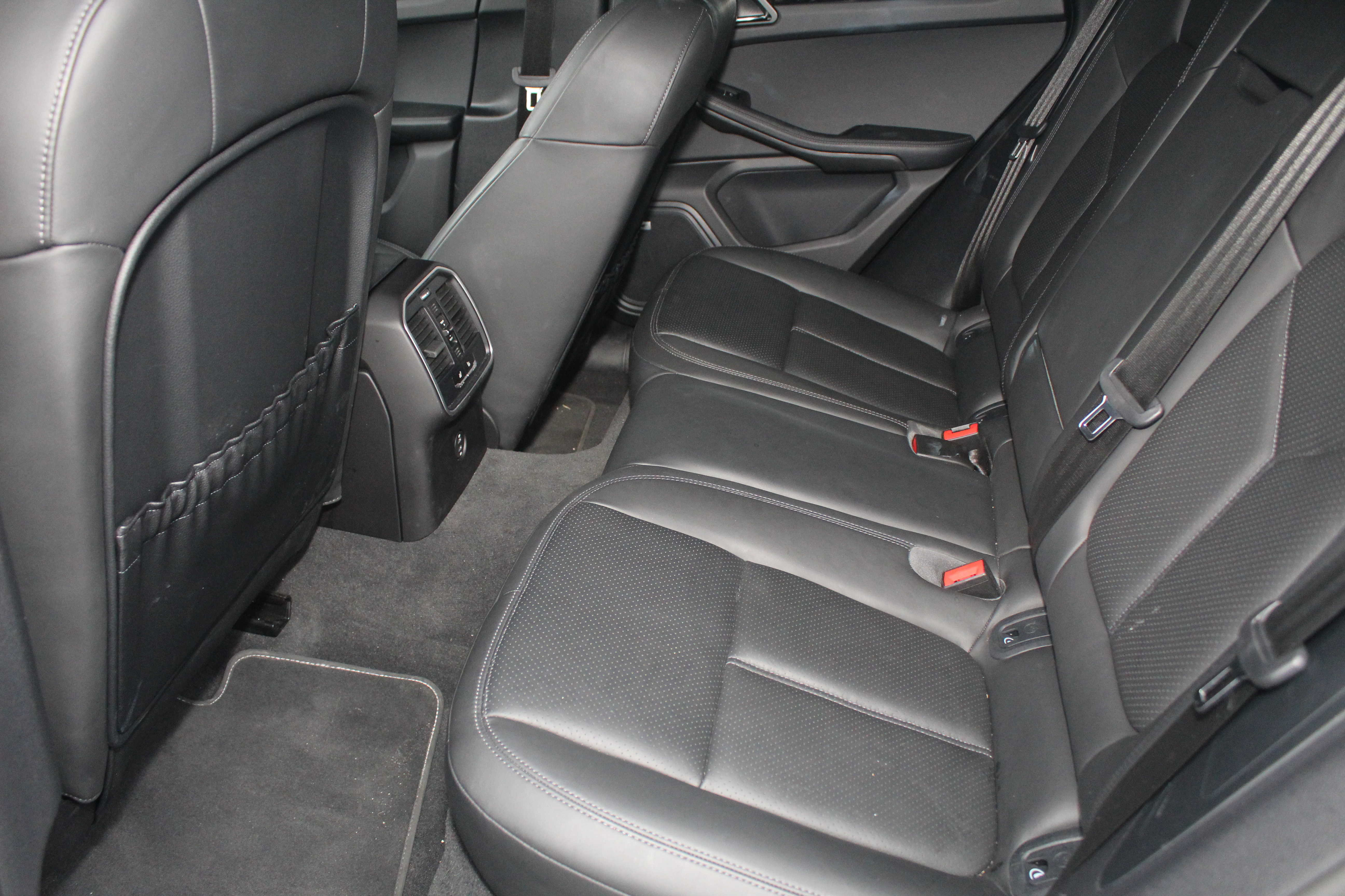 Certified 2022 Porsche Macan image 25